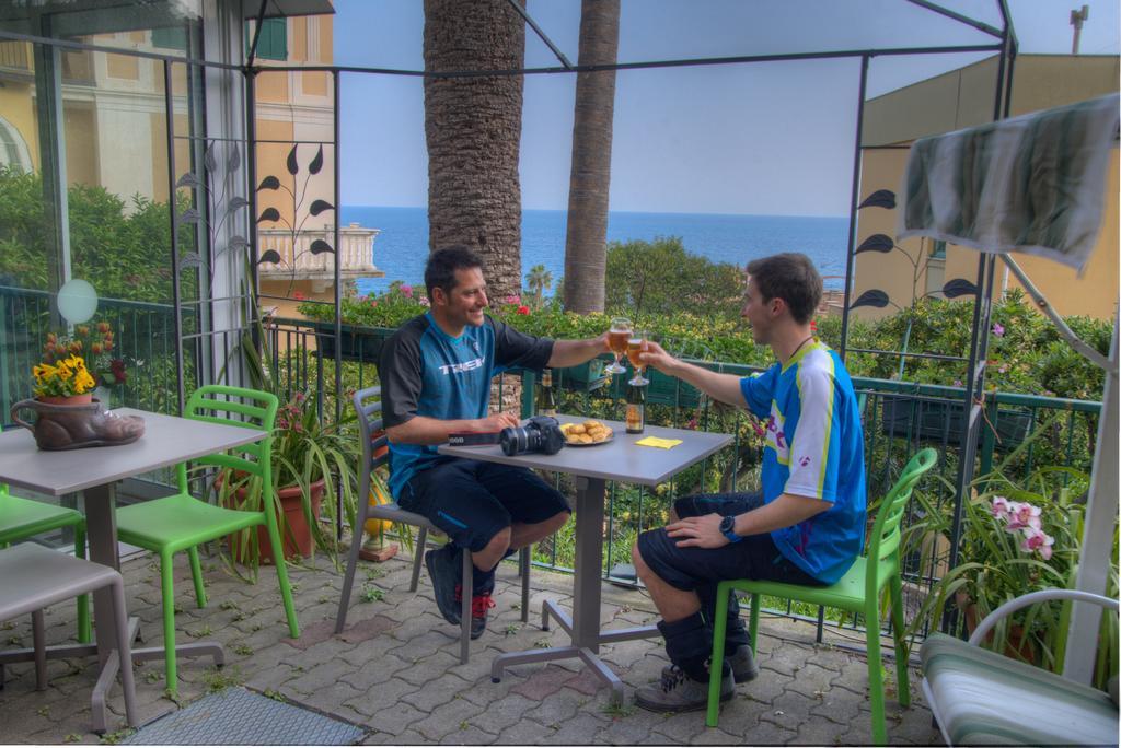 Hotel Deutsche Familien Finale Ligure Bagian luar foto