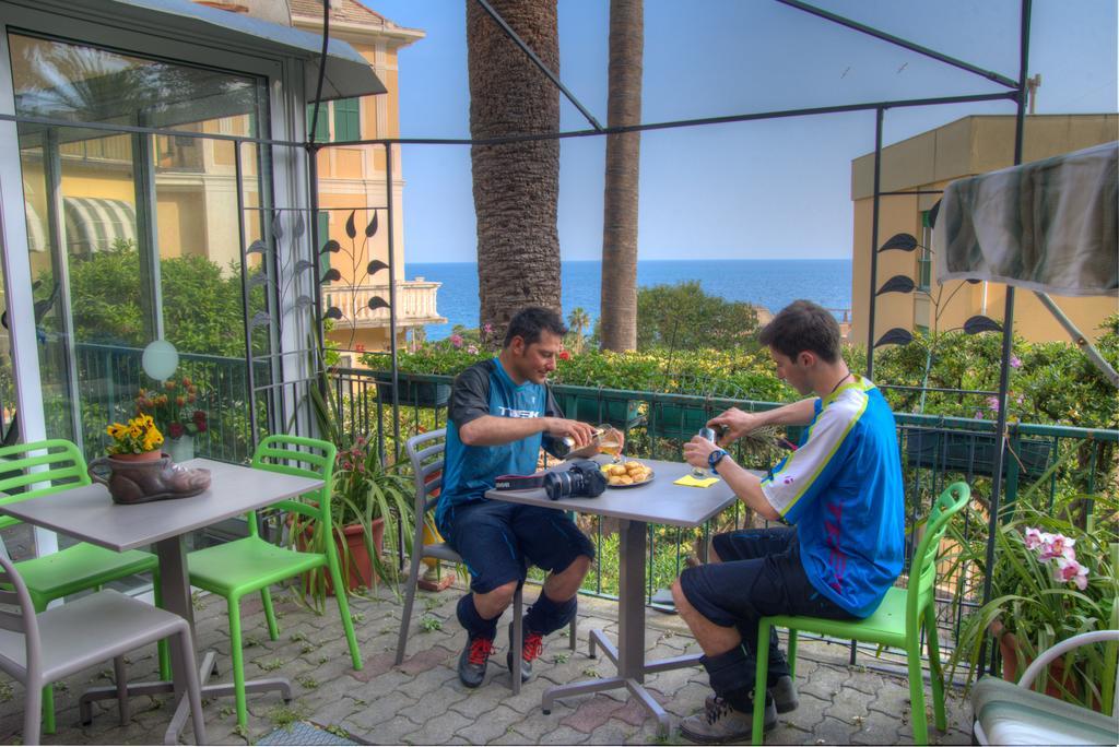 Hotel Deutsche Familien Finale Ligure Bagian luar foto