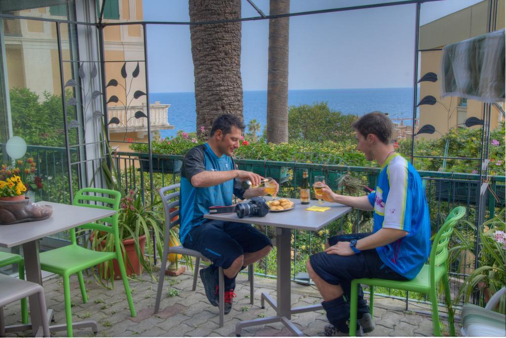 Hotel Deutsche Familien Finale Ligure Bagian luar foto