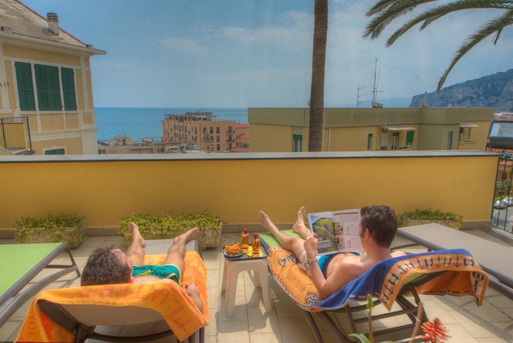 Hotel Deutsche Familien Finale Ligure Bagian luar foto