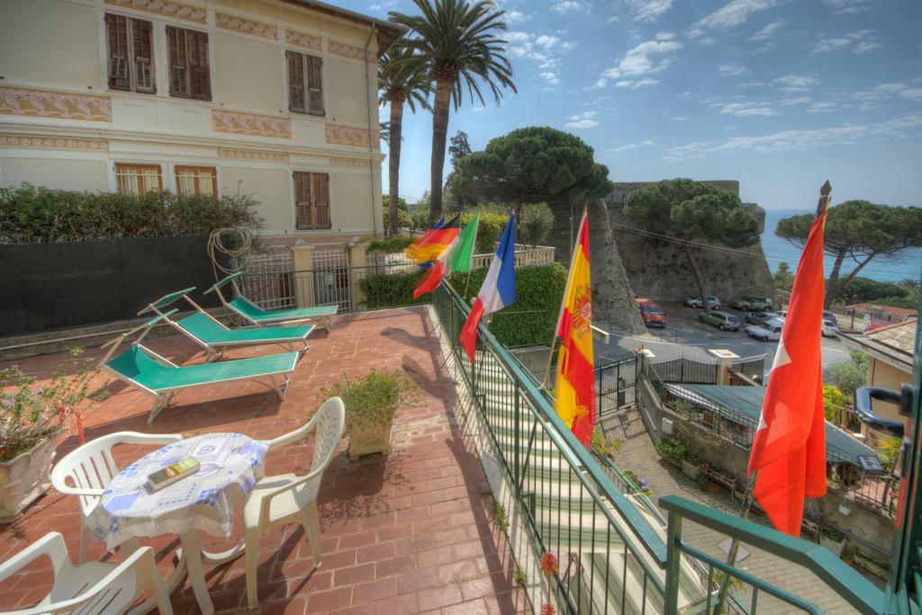 Hotel Deutsche Familien Finale Ligure Bagian luar foto
