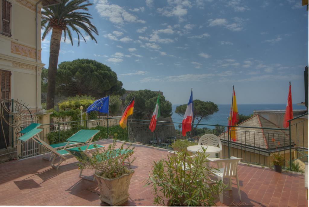 Hotel Deutsche Familien Finale Ligure Bagian luar foto