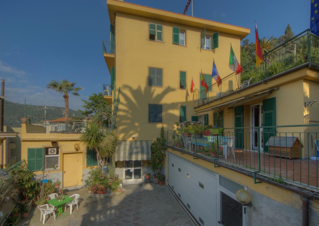 Hotel Deutsche Familien Finale Ligure Bagian luar foto