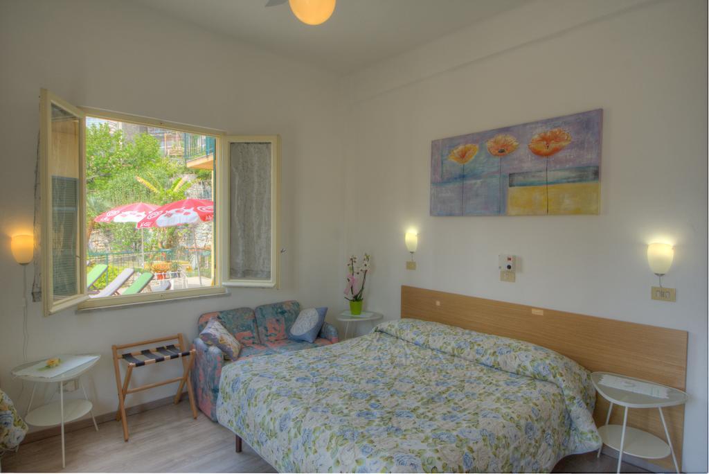 Hotel Deutsche Familien Finale Ligure Bagian luar foto