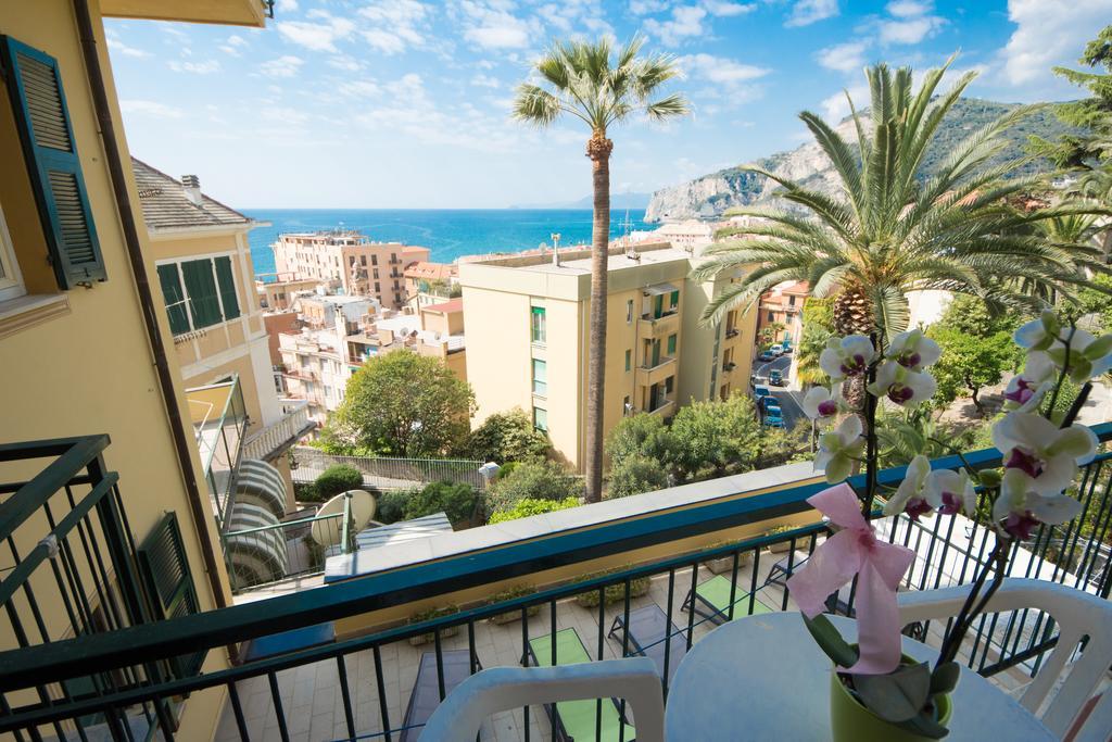 Hotel Deutsche Familien Finale Ligure Bagian luar foto